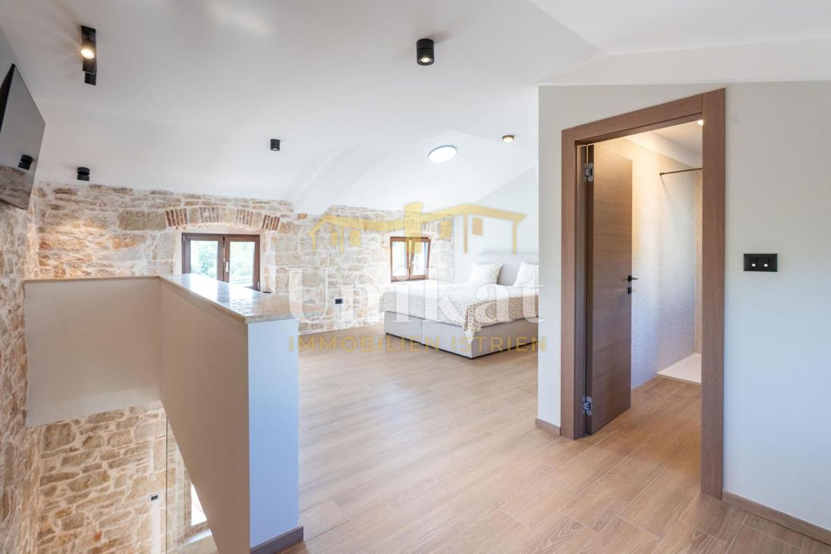 Casa in pietra ristrutturata con piscina